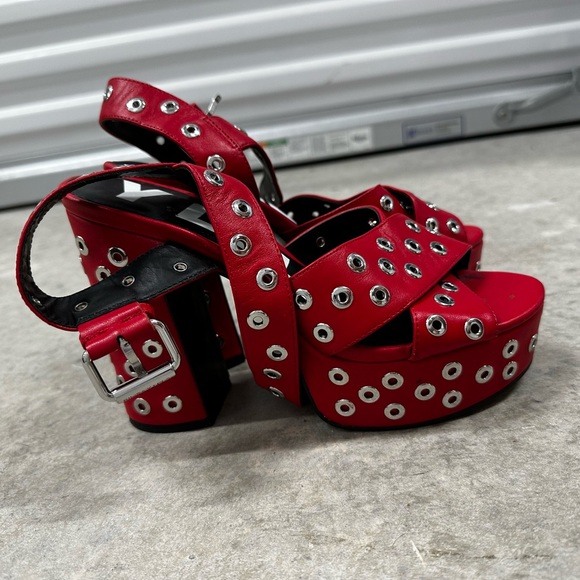 Bimba y Lola Red Leather Platform Pumps Heels with Silver Studs - Picture 3 of 5